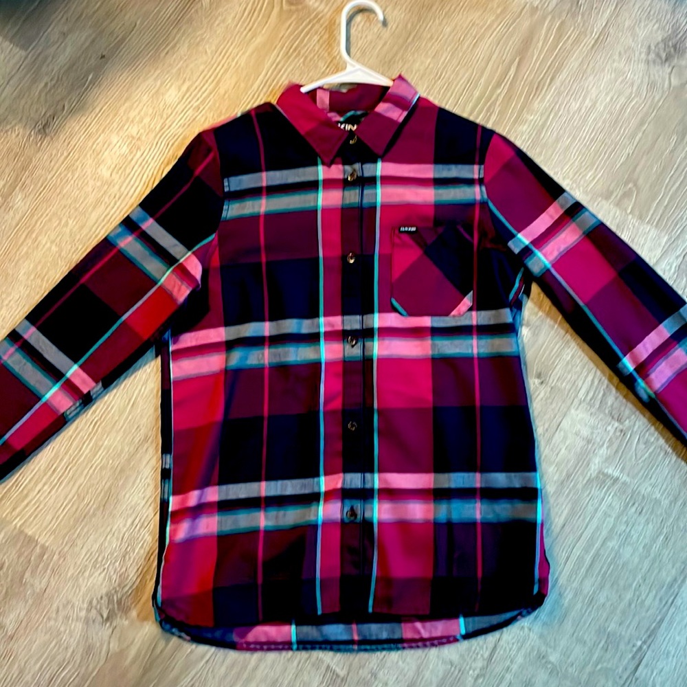 This is a fabulous women’s medium dakine flannel in perfect condition worn once.